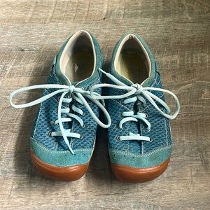 Keen contour arch tennis shoe.  Size 8.  Near perfect condition